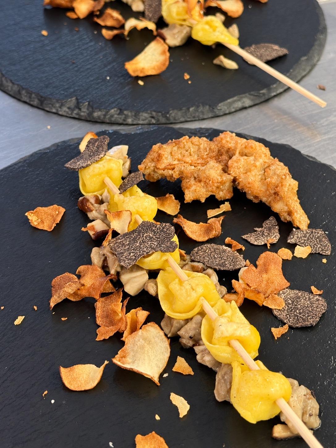 Spiedino di pasta ripiena con tartufo, dalla cucina di Cantina Veggiani