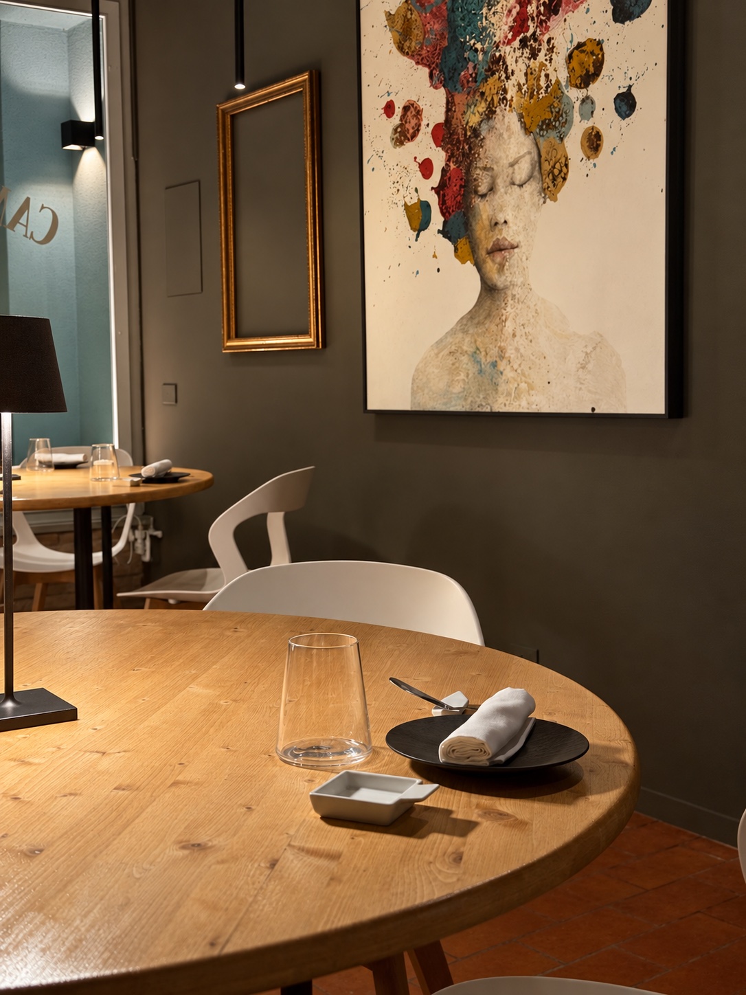 La sala raccolta di Cantina Veggiani, fra arte e tavoli apparecchiati